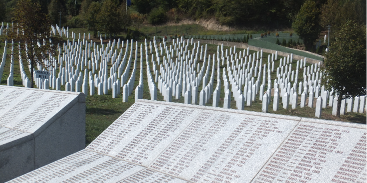 Potocari-graven-wit-begraafplaats-moslims-slachting-Joegoslavië-Bosnische-oorlog-Bosnië-Herzegovina