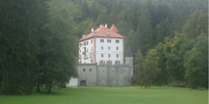 Sneznik-kasteel-wachttoren-gracht-hoge-muren-meer-Slovenië