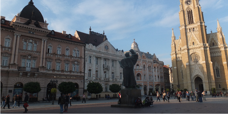 Trg-Slobode-katholieke-kerk-plein-standbeeld-Novi-Sad-Servië
