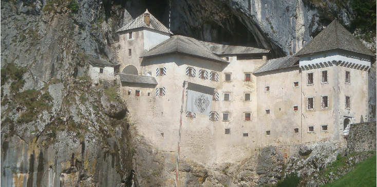 Predjama-kasteel-Postojna-grot-gebouw-tegen-rots-Slovenië