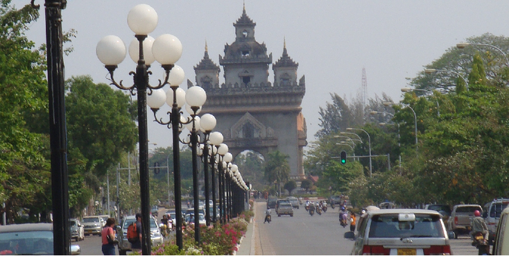 Patuxai-de-Lao-Arc-de-Triomphe-poort-Vientiane-Laos