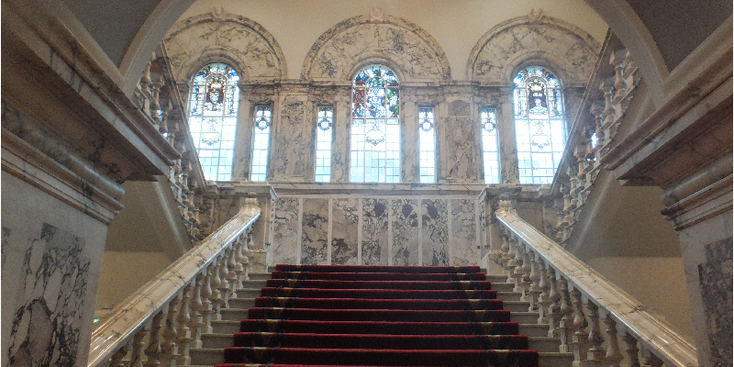 Belfast-stadhuis-trappen-glas-in-lood-ramen-Noord-Ierland