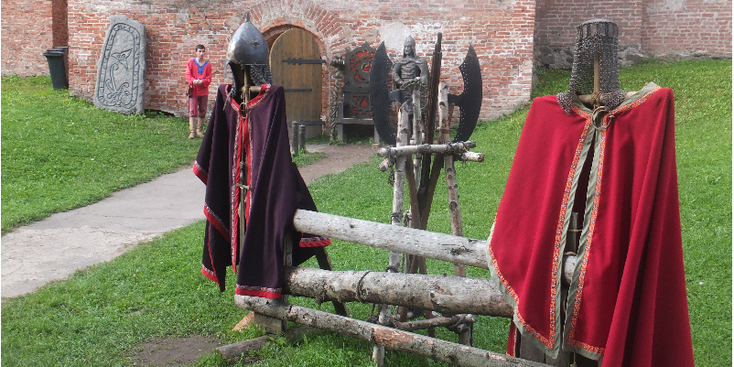Novgorod-Kremlin-rode-stadsmuur-wachttoren-kleding-Rusland