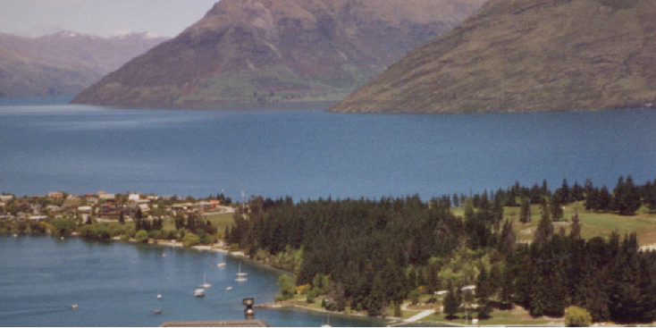 Queenstown-Nieuw-Zeeland-baai-bergen