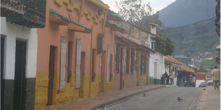 Bogota-La-Candelaria-buurt-balkon-straatleven-Colombia