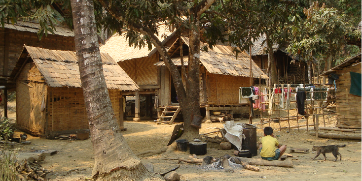 Mong-Ngoi-Neua-rieten-hutten-Laos