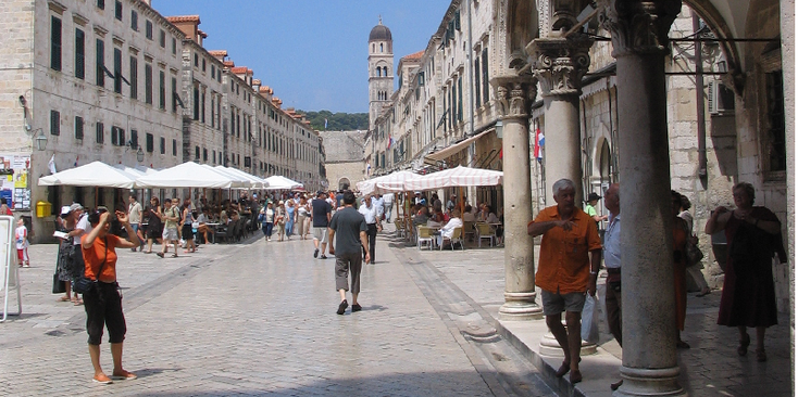 Placa-de-winkelstraat-Dubrovnik-Kroatië