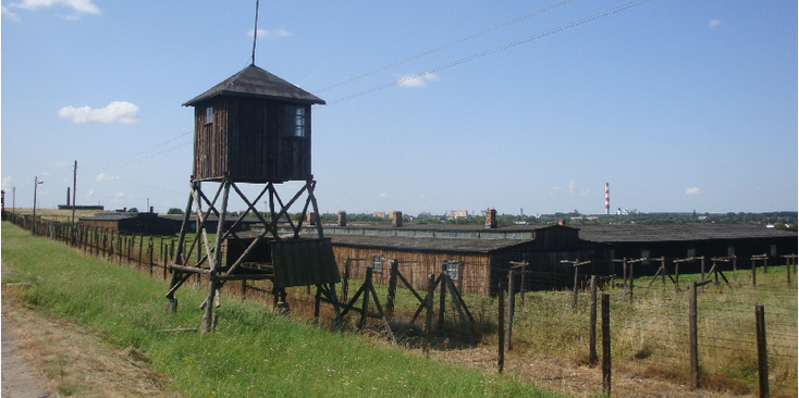 Madjanek-wachttorens-concentratiekamp-Lublin-nazi-WW2-Polen-barakken-prikkeldraad