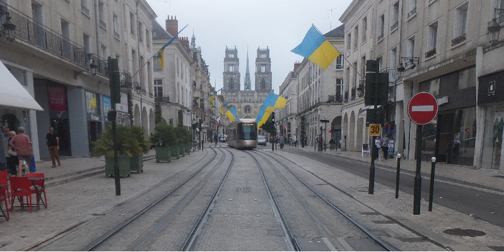 Orleans-winkelstraat-shopping-tram-kathedraal-Frankrijk