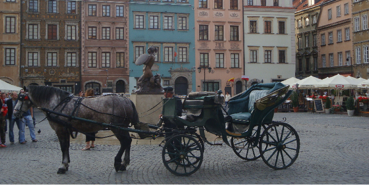 Rynek-Starego-Miasta-marktplein-terrassen-plein-Warchau-Polen-paard-en-wagen-koets