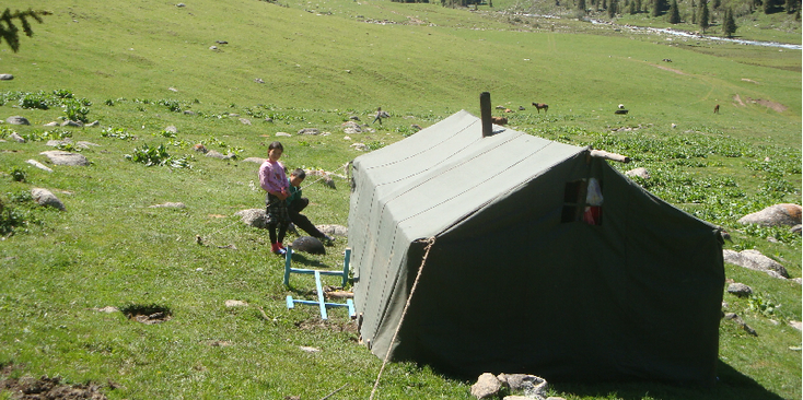 Altyn-Arashan-tent-vallei-rivier-alpenweiden-Kirgizië
