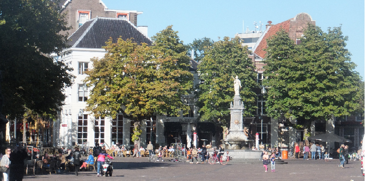 Brink-marktplein-Deventer-monument-Nederland