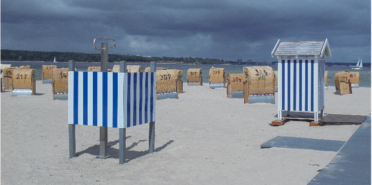 Laboe-strand-strandstoelen-douche-omkleedhokje-antiek-ouderwets-Duitsland-Oostzee