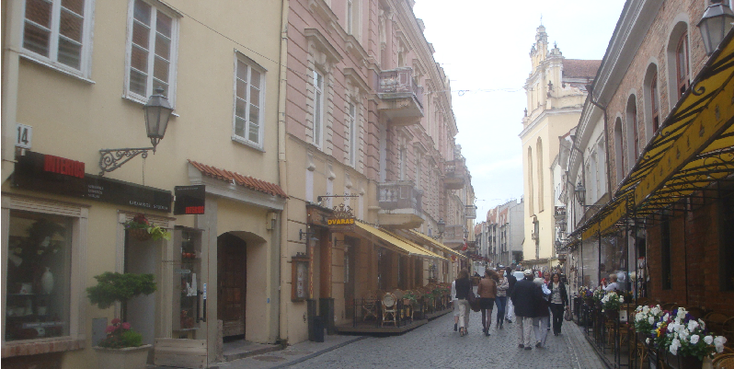Pilies-Gatve-Vilnius-shopping-winkelstraat-terras-Litouwen