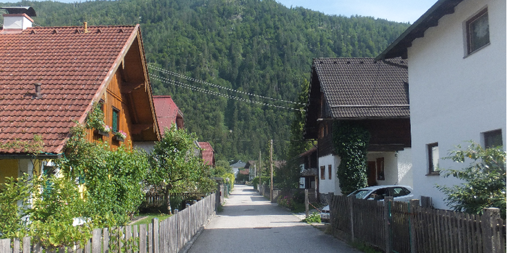 Ebensee-berg-huizen-Salzkammergut-Oostenrijk