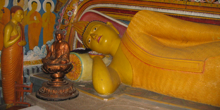 Sri-Dalada-Maligawa-heilige-tand-Boeddha-liggende-rustende-Kandy-Sri-Lanka 