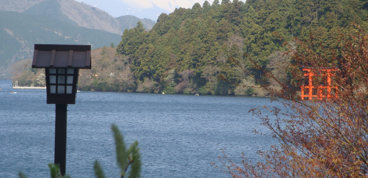 Hakone-meer-lantaarn-Mt-Fiji-Japan