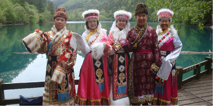 Jiuzhaigou-nationaal-park-water-bomen-mineralen-helder-groeien-traditionele-kledij