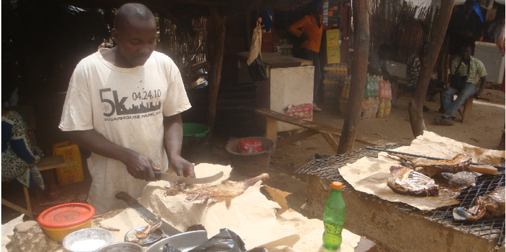 Bamako-markt-koopwaar-mes-vis-stal-Mali