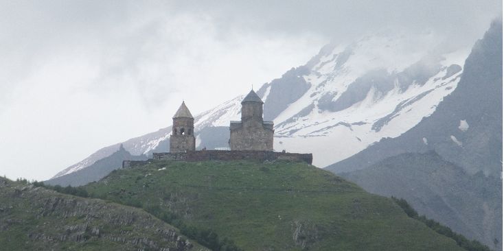 Kazbegi-Tsminda-Sameba-Georgië-klooster-kerk-berg-Kaukasus