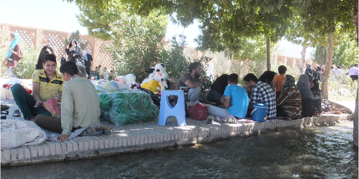 Bagh-e-Shahzde-Iran-picknick-lokale-bevolking-bomen-beekje