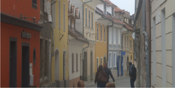 Kranj-Tavcarjeva-Ul-gekleurde-huizen-steeg-Slovenië