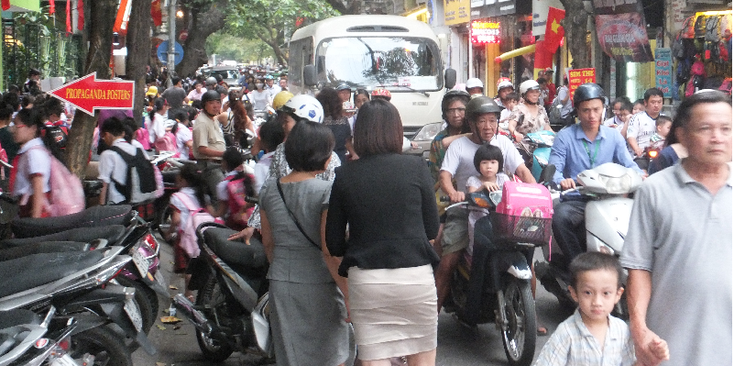 Hanoi-scooter-bus-druk-Vietnam