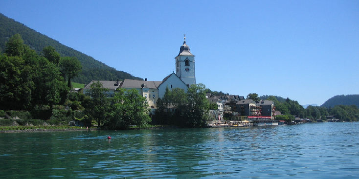 Sankt-Wolfgang-Wolfgangsee-kerk-oever-meer-Oostenrijk