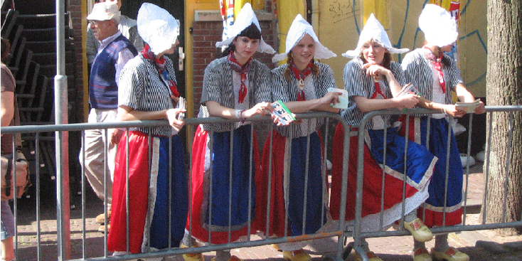 Kaasmarkt-traditionele-kledij-klederdracht-mutsjes-wit-Alkmaar-Nederland