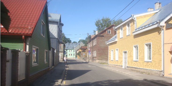 Tartu-straatleven-oude-houten-huizen-Estland