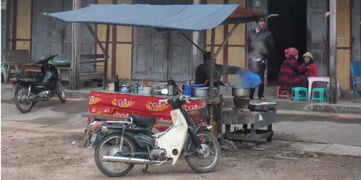 Hsipaw-stal-scooter-straatleven-Myanmar-Birma
