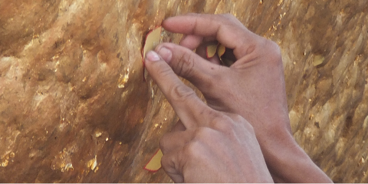 Kyaiktiyo-Kin-Pun-gouden-rots-steen-bladgoud-heilig-Myanmar-Birma-monnik