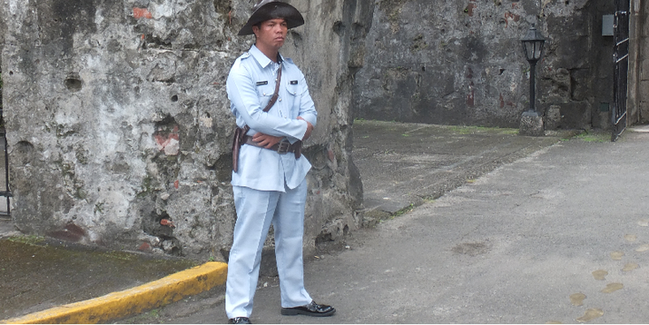 Manilla-Manila-Intramuros-bewaker-fort-Santiago-ommuurd-stadsmuur-Rizal-voetstappen-Filipijnen