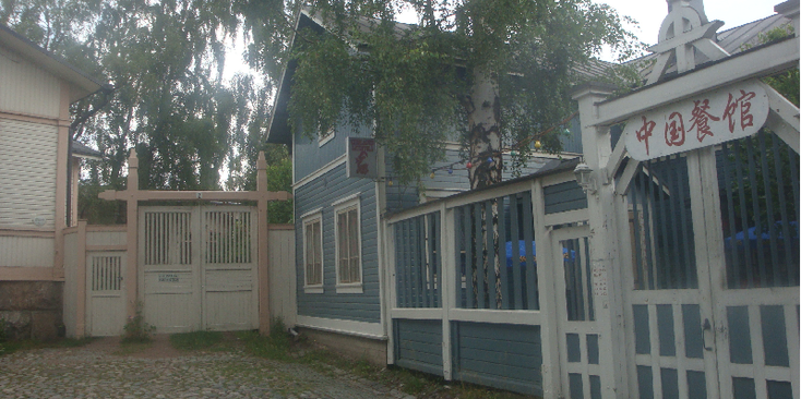 Rauma-houten-gekleurde-huizen-kasseien-hekken-Finland