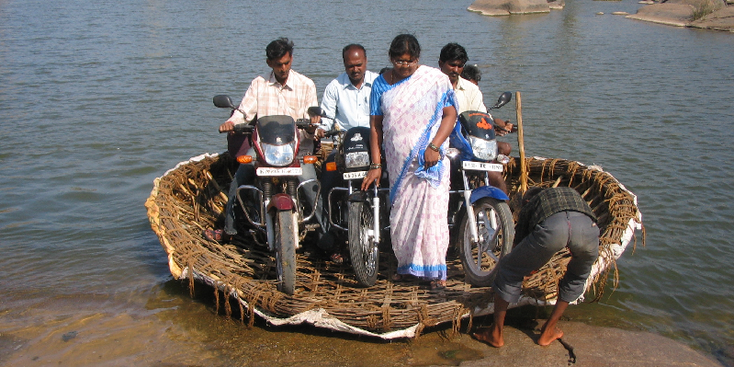 Hampi-Karnataka-ruïnes-India-rotsen-rivierovertocht-boot-scooter
