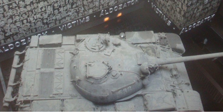 Huis-van-Terreur-museum-tank-Boedapest-Hongarije
