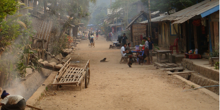 Mong-Ngoi-Neua-hoofdstraat-houten-huizen-Laos