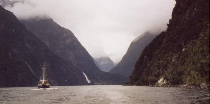 Milford-Sound-fjord-waterweg-rivier-bergen-mist-Nieuw-Zeeland
