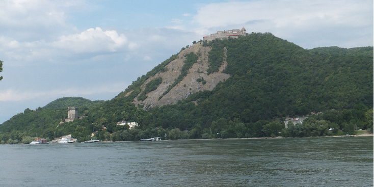 Nagymaros-Visegrad-heuvel-burcht-Donau-rivier-Hongarije