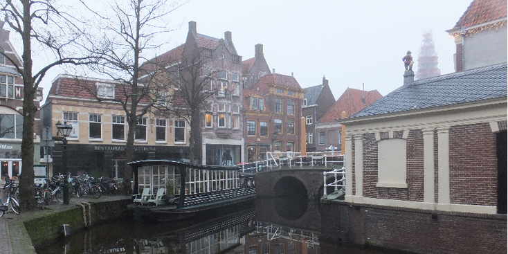 Vismarkt-Alkmaar-centrum-brug-gracht-boot-Nederland