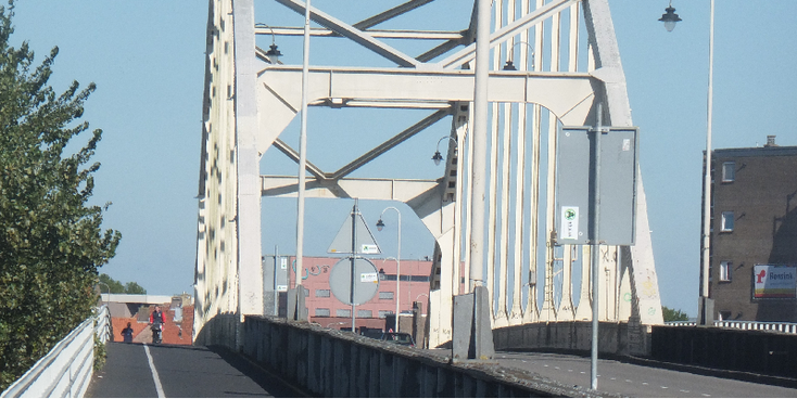 Wilhelmina-brug-Deventer-boogbrug-IJssel-rivier-kade-Nederland