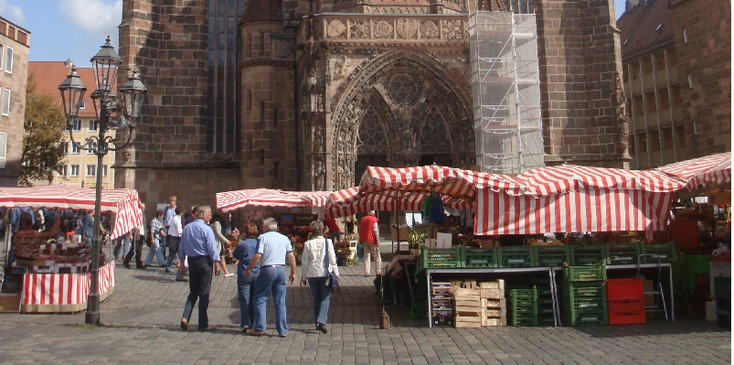 Neurenberg-kathedraal-plein-Hauptplatz-markt-vlooienmarkt-Duitsland