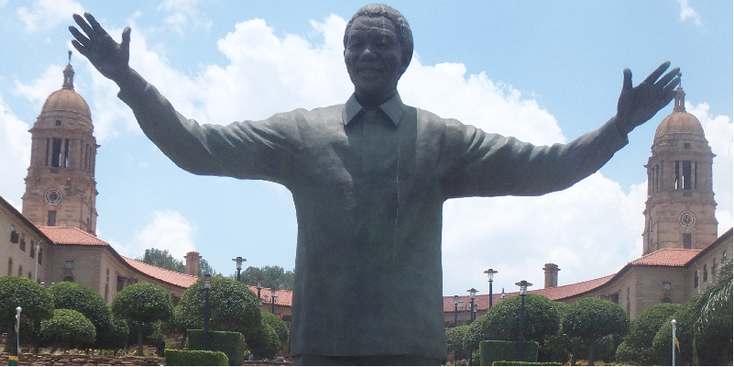 Uniegebouw-Pretoria-Nelson-Mandela-standbeeld-Zuid-Afrika