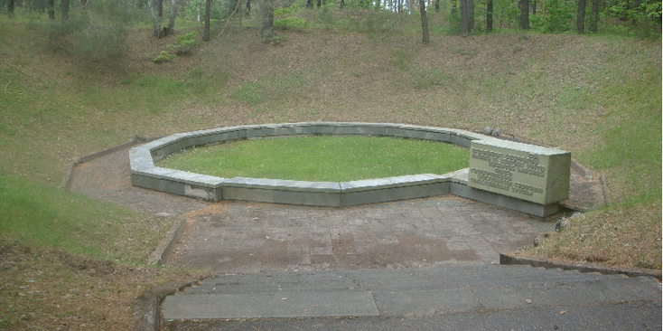 Paneriai-monument-concentratiekamp-bos-Litouwen