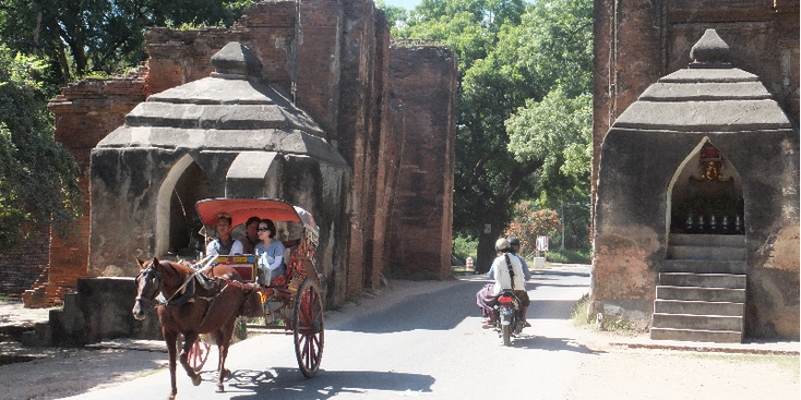 Bagan-poort-cyclo-paard-tempels-Nyaung-U-Myanmar-Birma