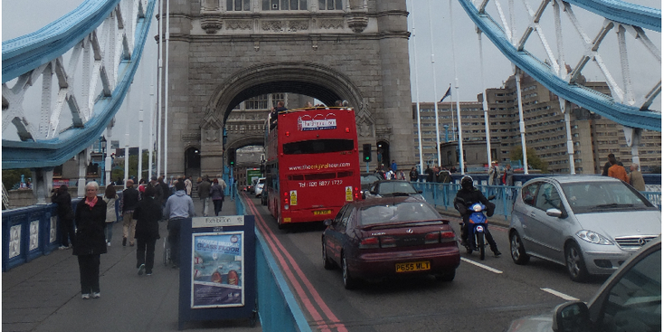 Tower-Bridge-brug-ophaalbrug-dubbeldekker-bus-kettingen-Londen-Theems-rivier-Engeland
