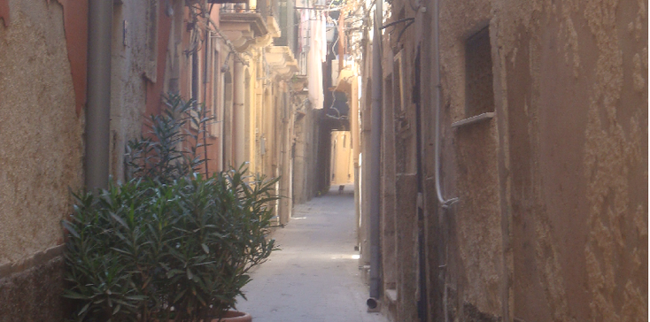 Syracuse-steeg-straatje-Sicilië-Italië