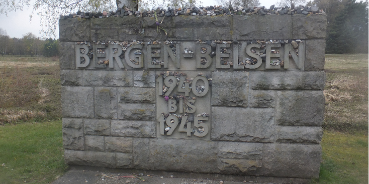 Bergen-Belsen-concentratiekamp-nazi-WW2-stenen-monument-Duitsland