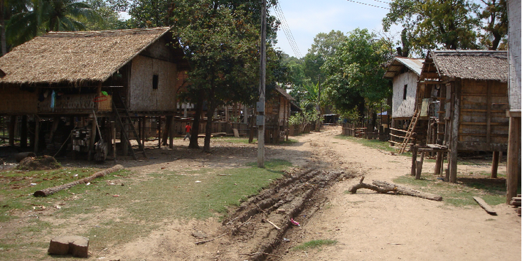 Bang-Kang-Lo-houten-huizen-op-palen-Laos