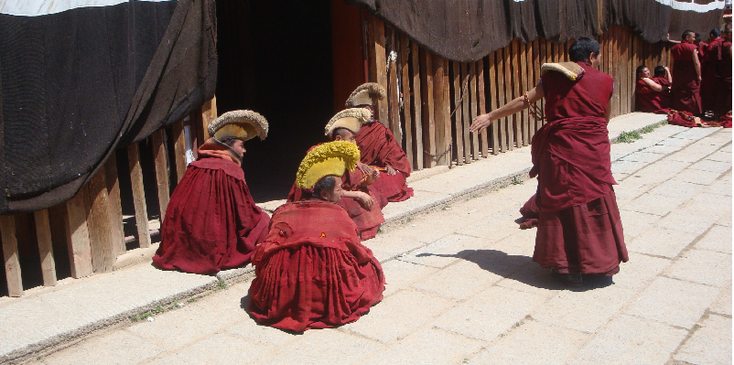 Langmusi-China-Tibet-monniken-gele-mutsen-klooster